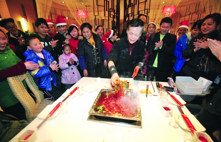 老汉耍绝活沸腾热油淋手