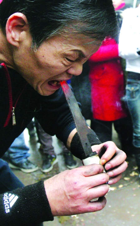 老汉耍绝活沸腾热油淋手