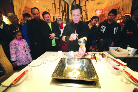 老汉耍绝活沸腾热油淋手
