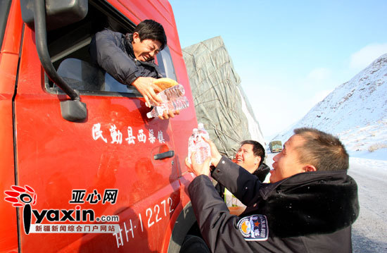 国道312线新疆甘肃交界处因低温堵车一周(图)