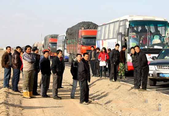 新疆甘肃交界交通堵塞一周 上千车辆滞留(组图)