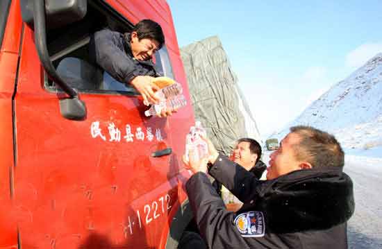 新疆甘肃交界交通堵塞一周 上千车辆滞留(组图)