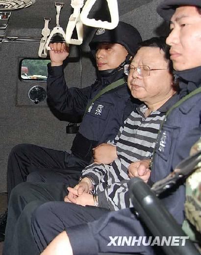 警方在文强亲戚家蓄水池找出600万(图)