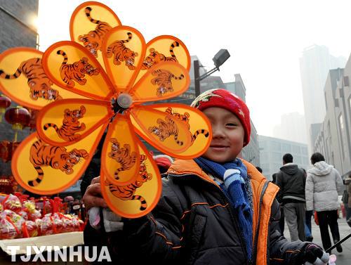 春节临近 节日饰物热销津门