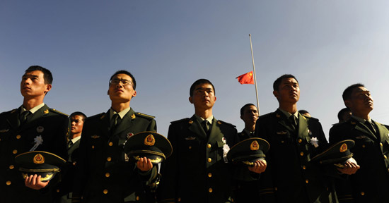 三名维和警察骨灰运抵昆明(图)