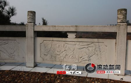 网帖曝官员墓地奢华 雕龙刻凤堪比皇陵