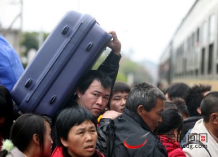 图为乘客正准备上车。(记者 郑琳东 摄) “爬窗门”事件沸沸扬扬 拍照记者首次正面回应