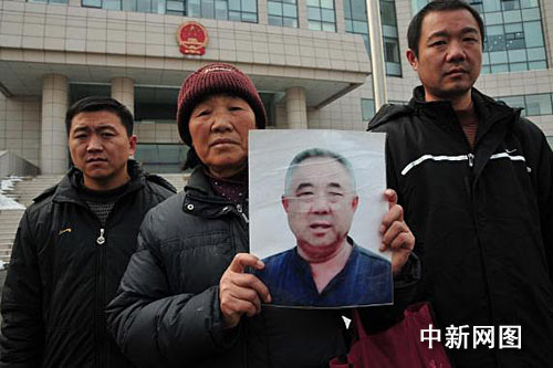 直击阜阳白宫书记案现场 多家媒体又被拒门外