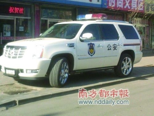 网帖曝内蒙古一县城公安局配130万元豪车(图)