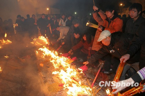 武汉归元寺五十万香客夜拜财神