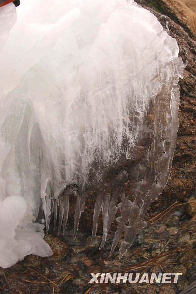 新疆库姆塔格沙漠大峡谷出现冰雪奇观