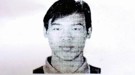 河北嫌犯戴刑具指认现场时驾警车脱逃(图)