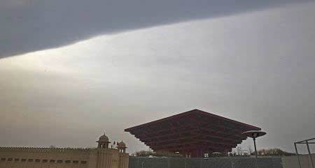 上海天空突现“阴阳云”奇观 与地震无关（图）