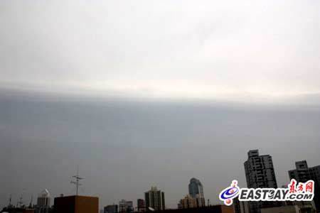 上海天空突现“阴阳云”奇观 与地震无关（图）