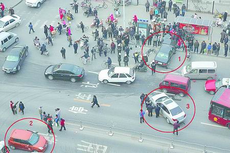 郑州BRT专用道上假军车横行 撞飞市民