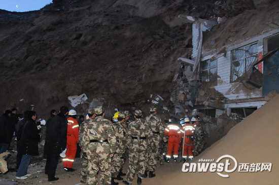 陕西榆林山体滑坡44人被埋8人死亡(组图)