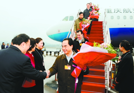 重庆代表团昨日返渝