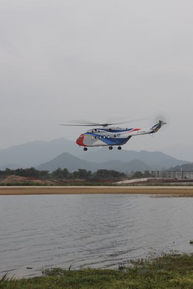 中国首架大型民用直升机AC313首飞成功(组图)