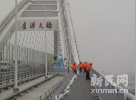 卢浦大桥今日闭门谢客 八旬游客赶“最后一天”扑空