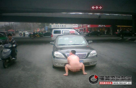 裸男街头掀车被称