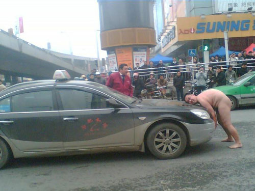 裸男街头掀车被称