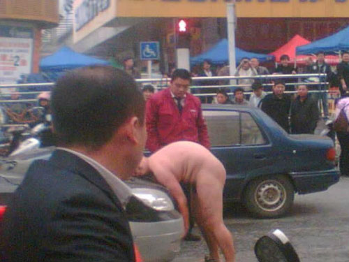 裸男街头掀车被称
