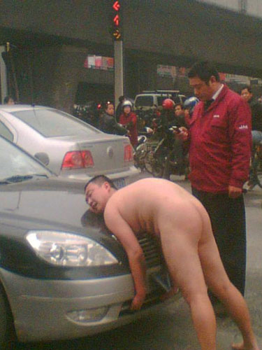 裸男街头掀车被称