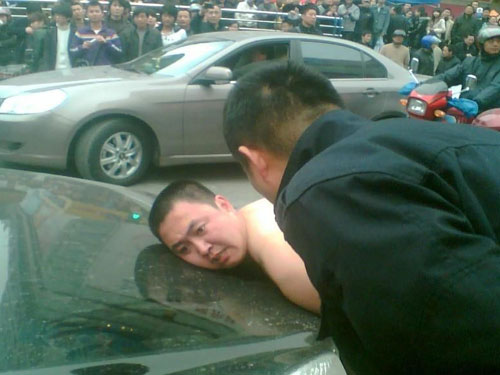 裸男街头掀车被称