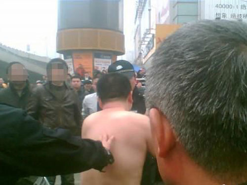 裸男街头掀车被称