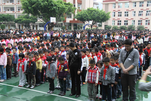 福建南平实验小学师生为遇难小伙伴默哀三分钟