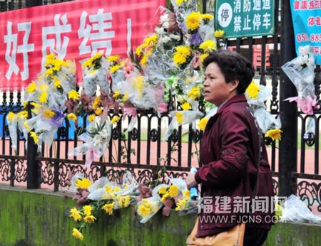 福建南平凶案现场形成“悼念墙”