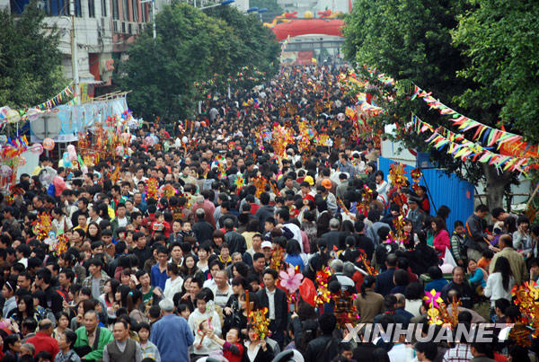广州“波罗诞”千年庙会人如潮涌