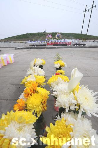 绵竹：清明祭奠大地震遇难者