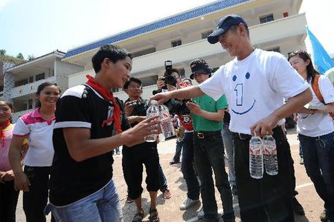 李连杰壹基金云南旱区献爱心