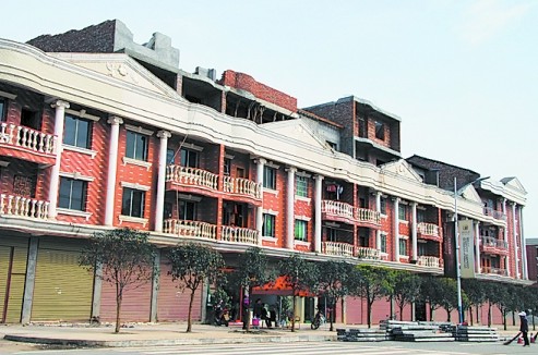 南部县违章建设成风 上百房顶上长房子