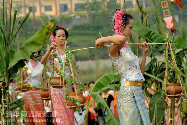 西双版纳欢乐泼水节