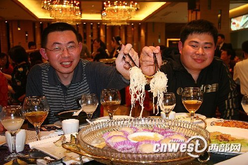 花絮：记者争相“抖三抖” 美女要为油塔代言