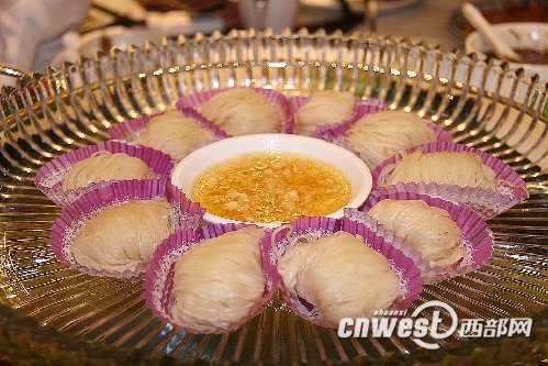 花絮：记者争相“抖三抖” 美女要为油塔代言