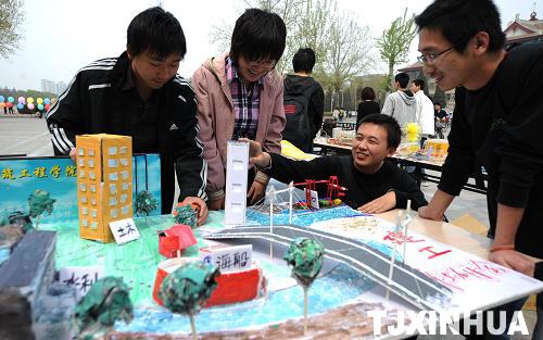 天津：大学生自办“校博会”喜迎“世博会”