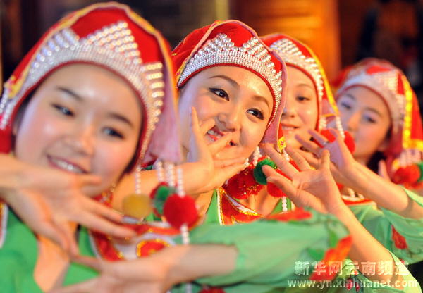 关注世博云南馆：民族歌舞迎客来