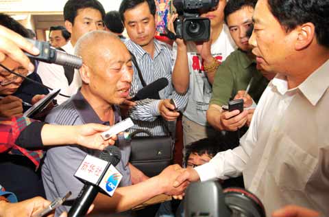 河南商丘官员看望蒙冤11年的赵作海并致歉(图)