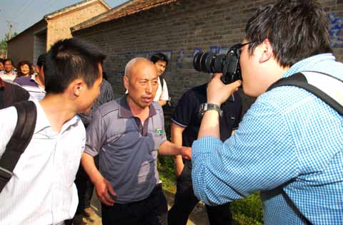 河南商丘官员看望蒙冤11年的赵作海并致歉(图)