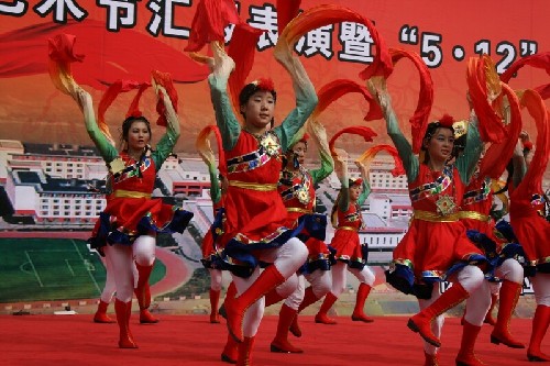 汶川一中艺术汇报表演纪念“5.12”两周年