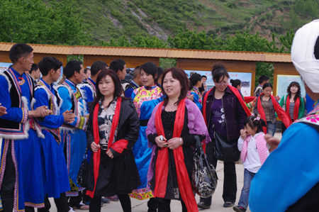 萝卜寨：祭坛开坛仪式迎来震后首批游客