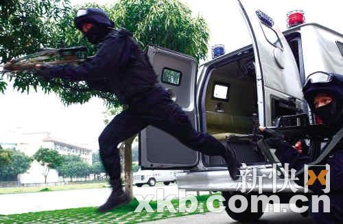 广州武警特战队配发反恐仪器备战亚运安保
