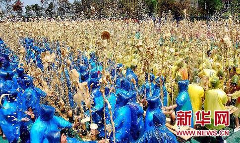 中国长春创造2175人沸腾可乐喷泉世界纪录