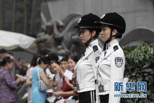重庆女子交巡警队伍正式上岗执勤