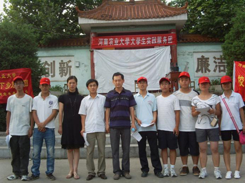 河南农大学子暑期下乡为农民排忧解难
