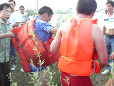 南阳淅川一男子跳进滚滚洪流欲自杀