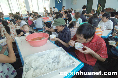 重庆城口县罗江河垮塌安置点的灾民们